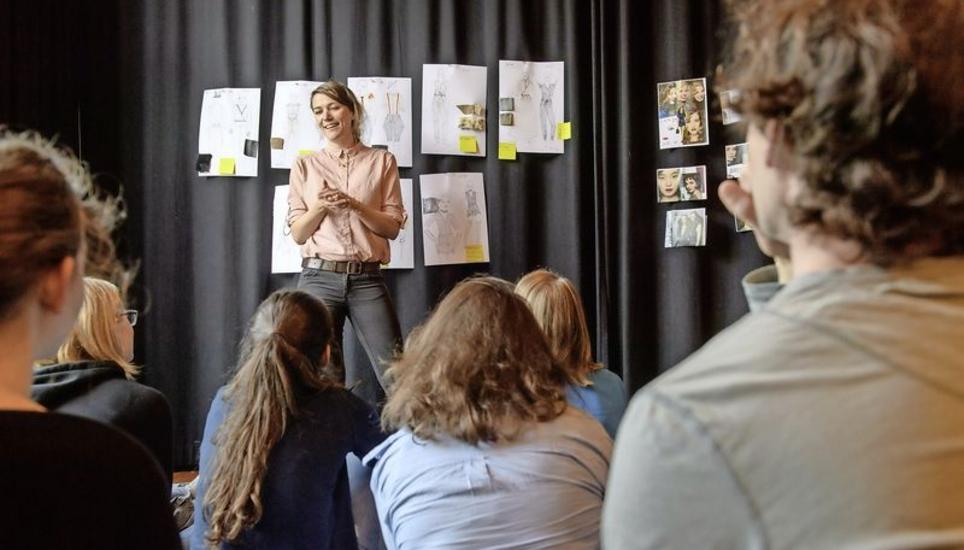 Olivia Grandy stellt den neugierigen Darstellerinnen und Darstellern des Sommertheaters ihr Kostümkonzept vor. Bilder: Michael Kessler