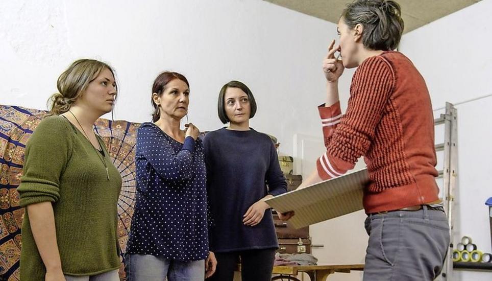 Die drei Schafe Lisa Brühlmann, Karin Ulrich, Brigitte Hohler (v. l.) üben das «Gucken wie ein Schaf».