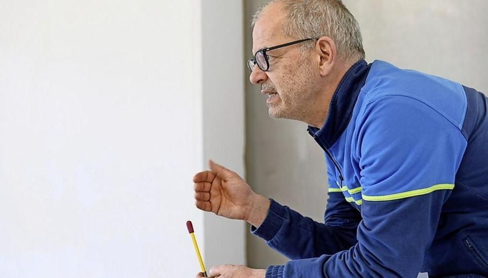 Jürg Schneckenburger bespricht mit «seinen» Schweinen und Hunden die gespielte Szene.