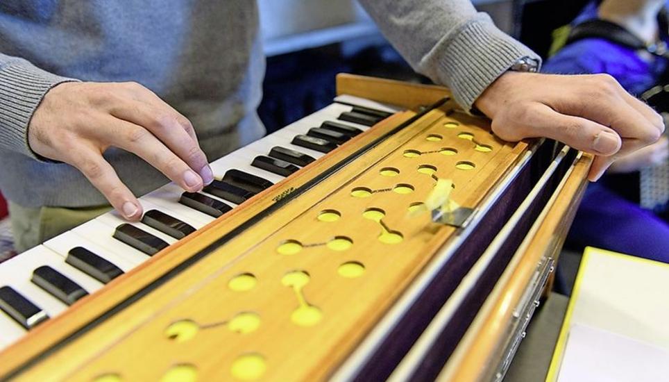 Für das Sommertheater ein Instrument erlernt: Die Bedienung des Blasebalgs am Tischharmonium verlangt Koordination.