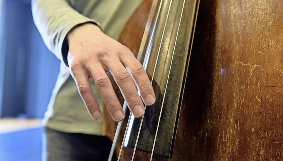 Die dumpfen Klänge des alten Kontrabasses schaffen Jazz- kelleratmosphäre im Proberaum.