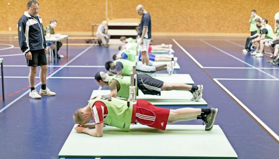 Stellungspflichtige im Rekrutierungszentrum in Rüti ZH. Nach Rüti schickt auch der Kanton Schaffhausen seine jungen Männer zum Test. Bild: Key