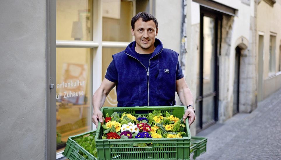 Landschaftsgärtner Martin Duss vor seiner «Topfbar»: Er will den Trend zum Urban Gardening in Schaffhausen noch weiter verbreiten. Bild: Zeno Geissler