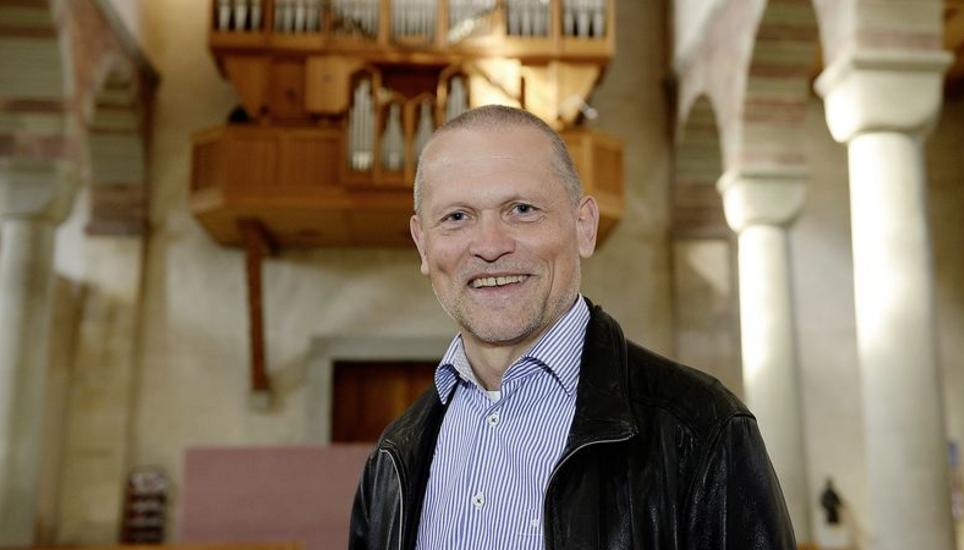«Man muss nicht alles mitmachen» – Peter Leu vor seiner Münsterorgel. Morgen wird ihm hier anlässlich eines Orgelrezitals der Preis der Werner-Amsler-Stiftung überreicht. Bild: Selwyn Hoffmann