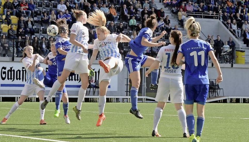 Kulisse und viel Leidenschaft prägten das Spitzenspiel der Frauen-NLA zwischen dem FC Neunkirch und dem FC Zürich im Schaffhauser Lipo-Park. Am Ende gab es vor rund 1200 Zuschauern ein leistungsgerechtes 1:1. Bild: Reinhard Standke