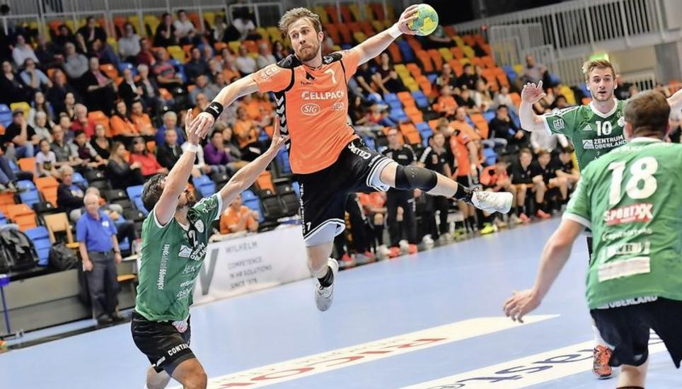 Entschlossen bis zur Schlusssirene: Kadetten-Spieler Markus Richwien (7) findet die Lücke zwischen den Thunern Sven Kreiner (links) und Thomas Lanz (10). Die Gastgeber siegten knapp mit 30:29. Bild: Michael Kessler