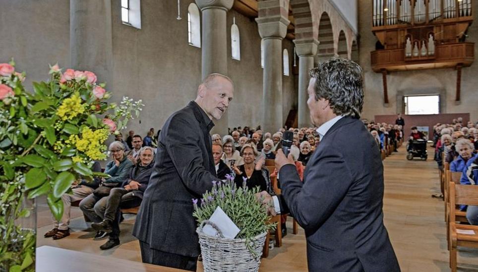 Der Musiker Peter Leu (links) erhält von Stiftungsratspräsident Thomas Feurer in der Münsterkirche den Werner-Amsler-Preis. Bild: Selwyn Hoffmann
