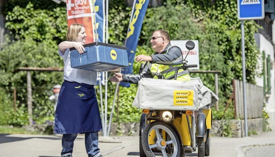 Nach der Pilotphase in 34 Gemeinden dehnt Volg den Lieferservice mit der Post auf die ländliche Deutschschweiz aus. Bild pd