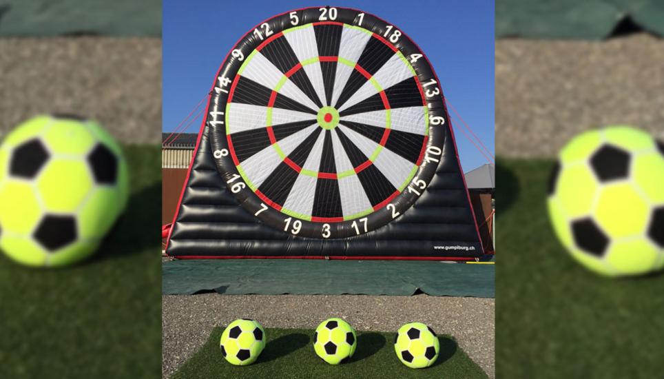 Auch die SN sind vor Ort: Hobbykicker und Fussakrobatiker gesucht! Stellen Sie Ihr Talent bei der 4x5 Meter XXL-Fussball-Dartscheibe der SN unter Beweis und gewinnen Sie tolle Preise beim Wettbewerb! Bild: Sabrina Strässle