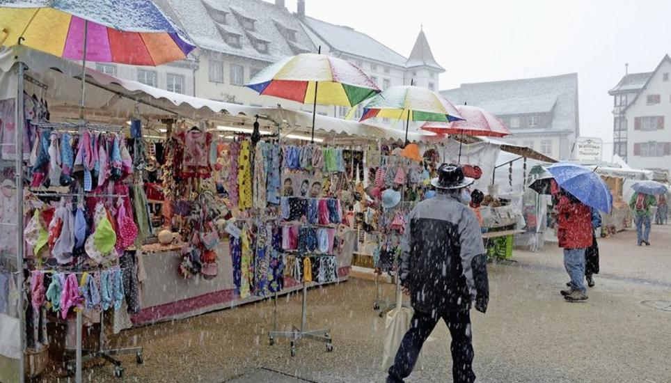 Der Niederschlag wechselte im Laufe des Tages von Regen zu Schnee. Deshalb nahmen sich auch nur wenige Menschen Zeit, an den Ständen zu verweilen. Bild: Selwyn Hoffmann