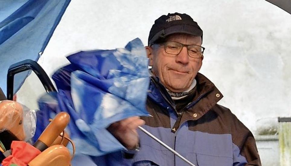Sepp Koller ist schon seit Jahrzehnten Marktfahrer. Am Frühlingsmarkt versuchte er, Regenschirme unter die Leute zu bringen. Obwohl das Wetter ihm in die Karten spielte, fehlte ihm dafür die Laufkundschaft. Bild: Moritz Bolli