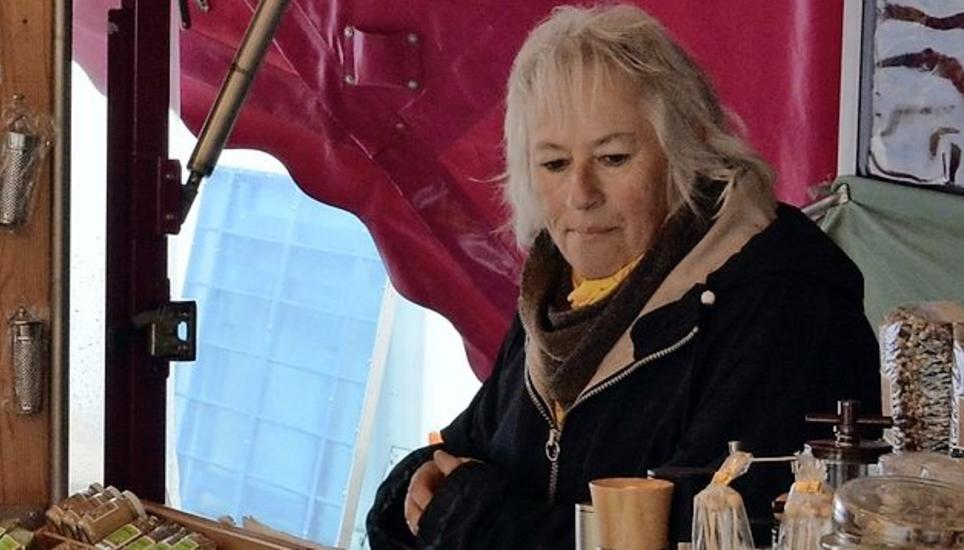 Tina Zini vom Gewürzhändler «Zum Scharfen Sultan» klärt ihre Kunden gerne über die verschiedenen Gewürzsorten auf, die sie im Angebot hat. Auch ihr machte das Wetter aber einen Strich durch die Rechnung. Bild: Moritz Bolli