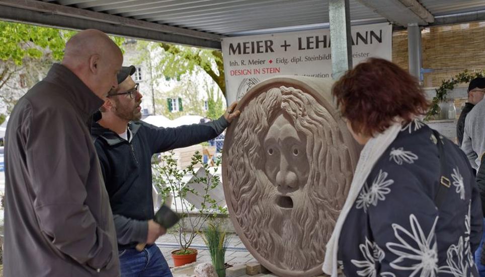 Die Arbeit des Steinbildhauers zog die Aufmerksamkeit der Besucher auf sich, die das eigenwillige Sujet bewundern.