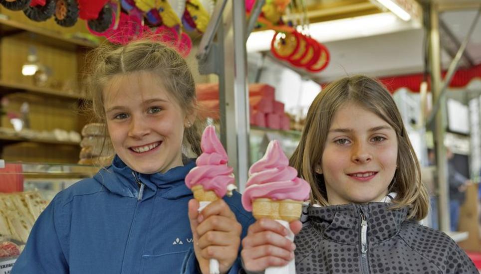 Die Freundinnen Sara und Aleciaaus Hallau haben ein strenges Programm hinter sich. Zuerst tobten sie sich am Trampolin aus, ritten auf dem Bull Rider und konzentrierten sich bei Reaktionsspielen mit Erfolg, sodass sie ein Portemonnaie gewinnen konnten. So haben sie sich ihr Eis reichlich verdient.
