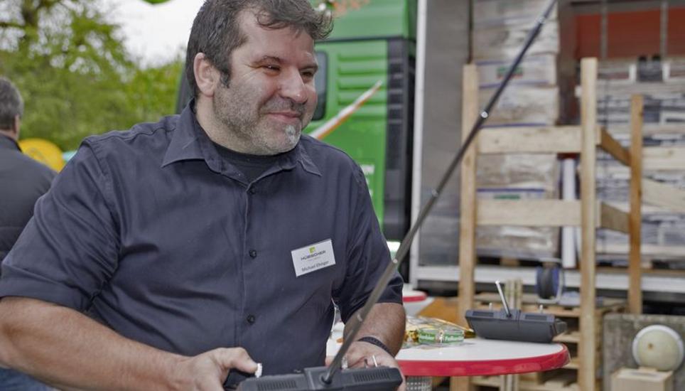Michael Ehinger, Angestellter bei Hübscher Holzbau in Beringen, sucht etwas Erholung vom «Standstehen». Dabei ist er auf die ferngesteuerten Mini-Trucks gegenüber dem Stand der Storchengarage gestossen. Einen Truck über Hindernisse zu steuern ist gar nicht so einfach.