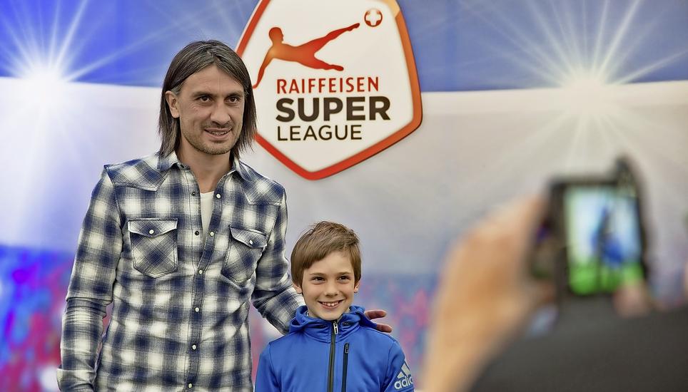 Hakan Yakin liess es sich nicht nehmen, der Klettgauer Gewerbeschau in Neunkirch seine Aufwartung zu machen. Bilder: Theo Kübler