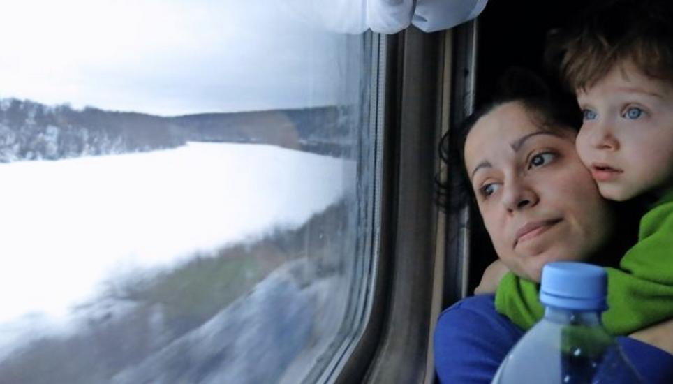 Laut UNHCR leben heute rund 1,15 Millionen ukrainische Flüchtlinge in Russland. Eine davon ist Afina (37) – hier unterwegs in die russische Arktis zusammen mit ihrer Tochter Darina (31/2). Bild: zvg