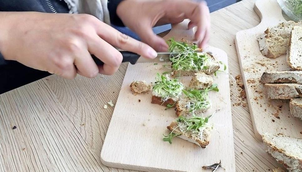 Lecker, lecker: Bauernbrot, Zitronenbutter und geerntete Kresse.Bild Zeno Geisseler