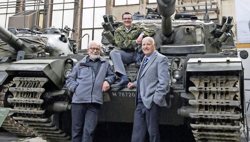 Walter Baumann (l.) ist Projektleiter der neuen Ausstellung. Im Bild mit Oberstleutnant im Generalstab Rico Randegger (M.) und Divisionär a. D. Paul Müller. Bild: Evelyn Kutschera