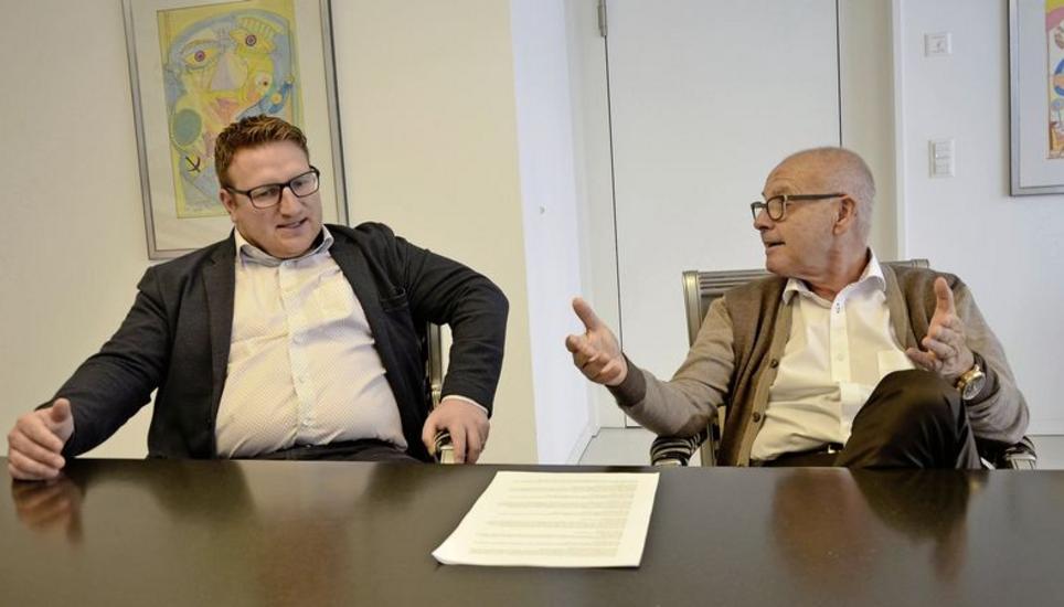 FCS-Geschäftsführer Marco Truckenbrod Fontana (links) diskutiert mit Clubbesitzer und Schwiegervater Aniello Fontana über die Ziele des Clubs. Bild: Daniel F. Koch
