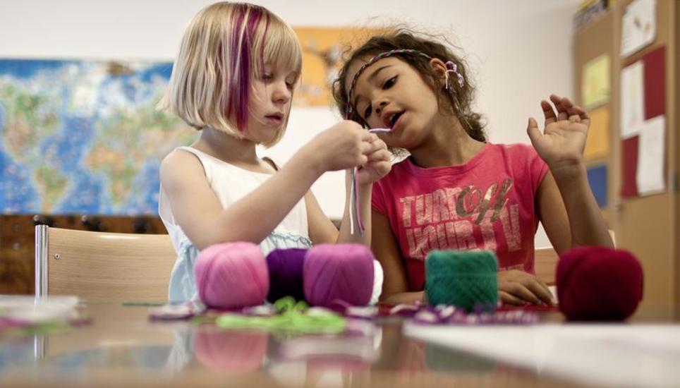 Das Parlament will, dass alle städtischen Mitarbeitenden künftig einen Beitrag von 20 Franken pro Kind erhalten, das professionell ausserhalb der Familie betreut wird – etwa in einer Kinderkrippe. Bild: Key