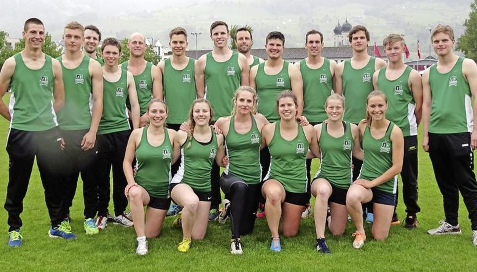 Die Turnerinnen und Turner des TV Thayngen freuen sich über den Schweizer-MeisterTitel und den Vize-Schweizer-Meister-Titel in der Pendelstafette. Bild: Pd