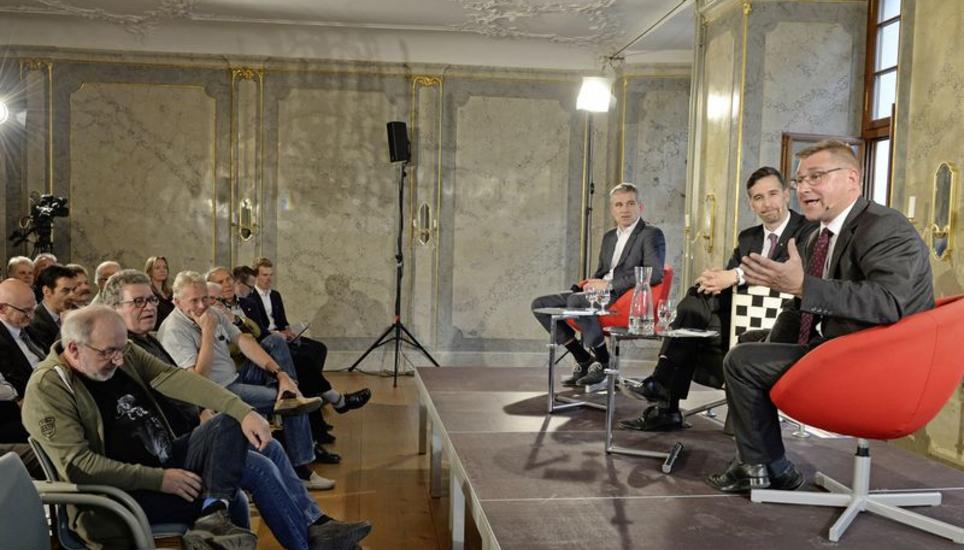 Toni Brunner: «Die Schweiz wird Gaskombikraftwerke bauen müssen.» Beat Jans: «Nur die Energiestrategie kann den Strom-Einkaufstourismus eindämmen.» Bilder: Selwyn Hoffmann