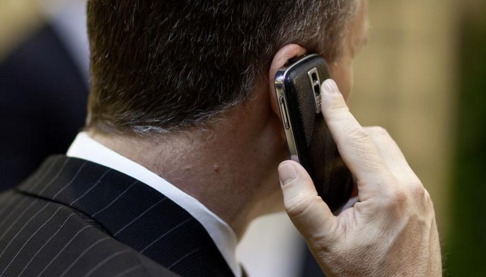 Italienische Richter bestätigten einen Zusammenhang zwischen Handynutzung und einer Krebserkrankung. Die Forschung ist sich darüber aber uneins. Bild: Key