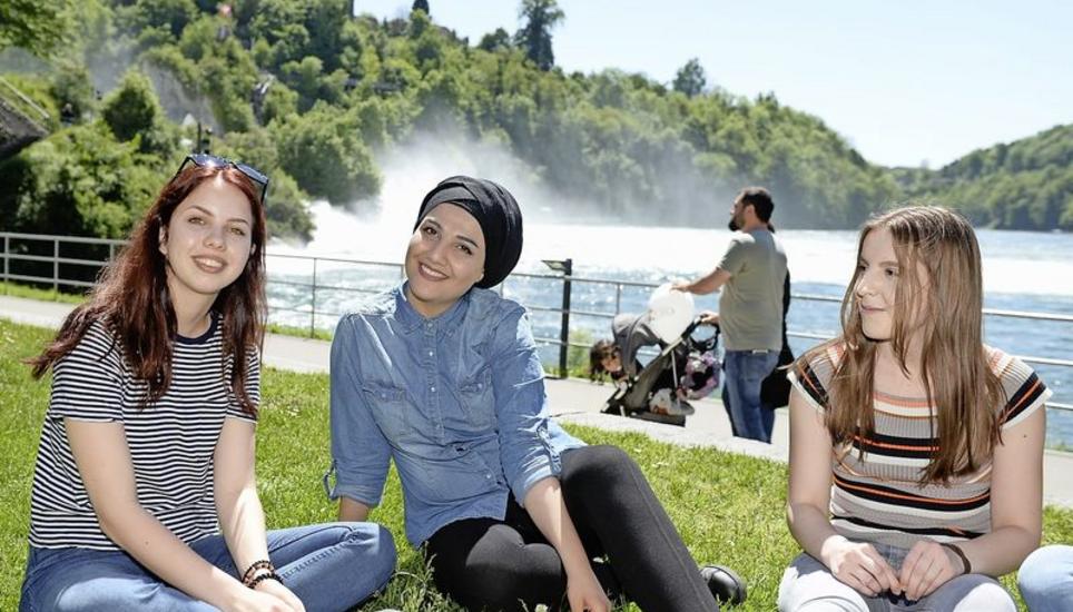 Sind auf Abschlussfahrt am Rheinfall: die Schülerinnen Kira Sáhó aus Ungarn, Zainab Ali aus Syrien und Genita Bytyqi aus dem Kosovo (v. l.).