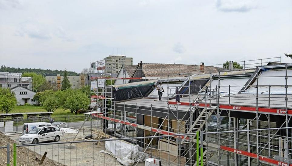 Am neuen Doppelkindergarten in Herblingen wird fleissig gearbeitet. Der 2,26 Millionen Franken teure Neubau soll bis zu Beginn des Schuljahres 2017/18 am 14. August fertig werden. Bild: Selwyn Hoffmann
