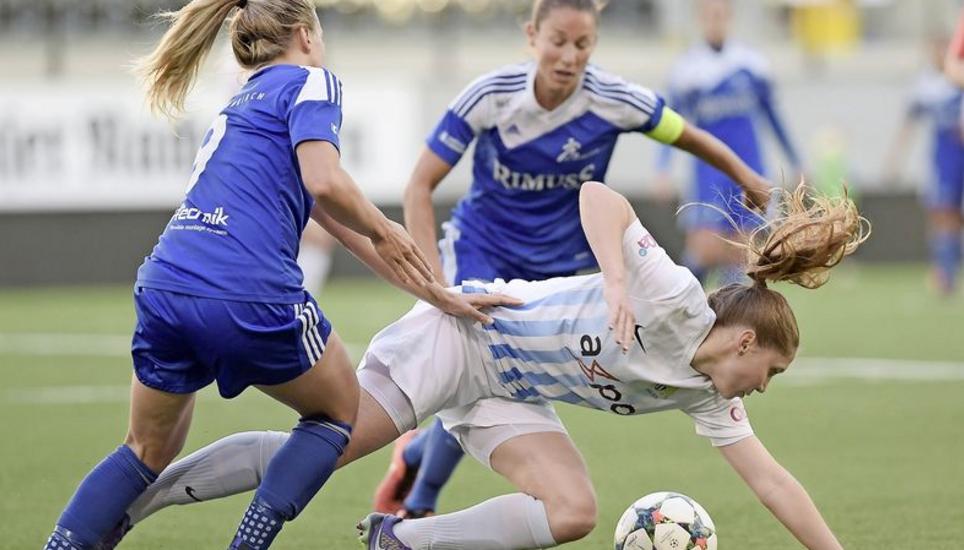 Die Neunkircherinnen Amelia Pietrangelo (links) und Captain Alyssa Lagonia (hinten) im Kampf mit der Zürcherin Sandrine Mauron. Bild: Roger Albrecht