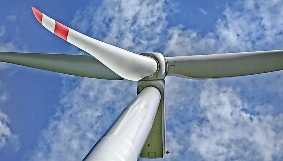 Ein Blick auf die Energiezukunft: Solche Windkraftanlagen wie hier in Verenafohren werden auch in der Schweiz im Zuge der Umsetzung der Energiestrategie 2050 vermehrt gebaut werden. Bild: Christoph Hauser