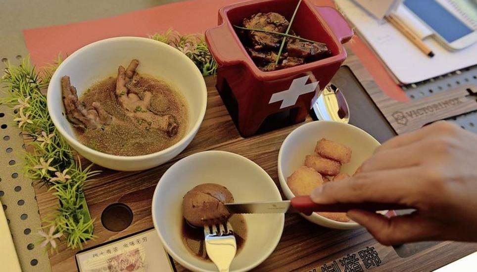 Das China-Menü am Rheinfall besteht aus den Hühnerfüssen (oben links und dann im Uhrzeigersinn), den Schweinefüsschen, den Röstitalern und dem fermentierten Ei. Als «Dessert» gibt es noch ein Schoggi-Guetsli.