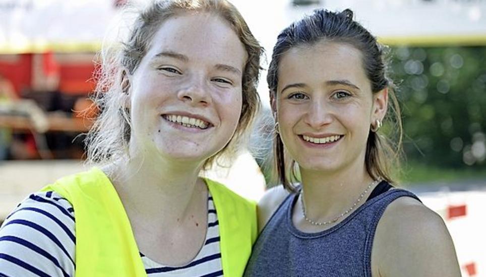 Neue Leiterinnen Nach sechs Jahren ist Schluss – Raffael Menet übergibt das OK-Präsidium an Viviane Kübler (l.) und Enea Mascherin. Die beiden Blauringleiterinnen freuen sich auf ihre neue Aufgabe.