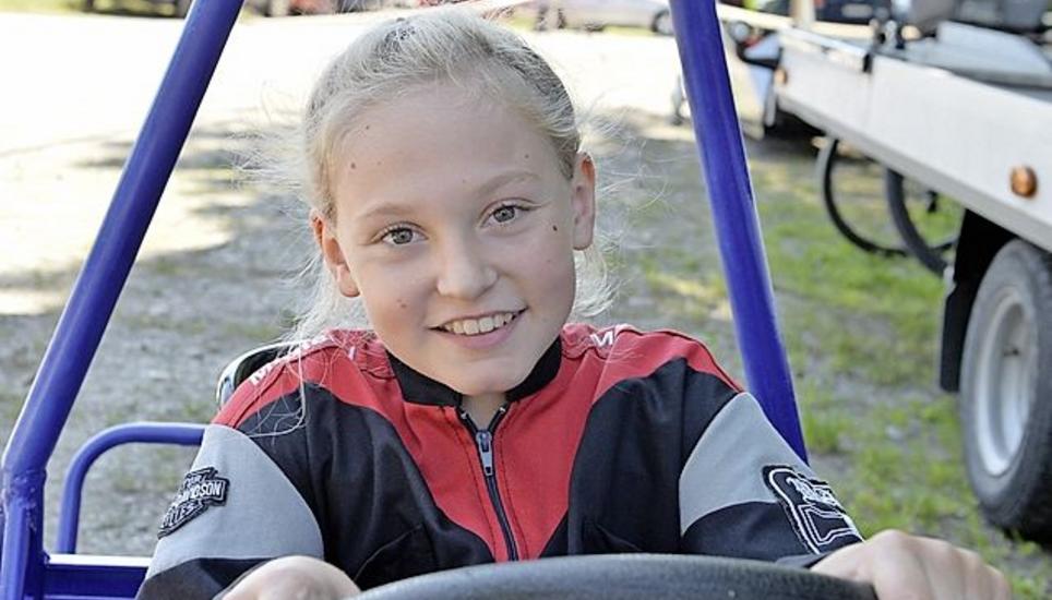 Premiere Zum ersten Mal in ihrer eige- nen Seifenkiste fuhr Jeany Brändle die rund 400 Meter lange Strecke hinunter. «Es ist schon cool, so schnell zu fahren», sagte sie nach dem ersten Lauf.