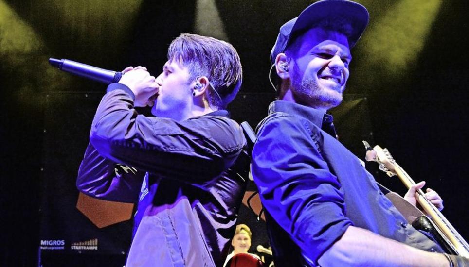 Konnten sich gegen ihre Konkurrenz durchsetzen: Dennis Koch (l.), Jovin Langenegger (r.) und Simeon Wälti (am Schlagzeug), welche zusammen die Band The Rising Lights bilden. Bild: Selwyn Hoffmann