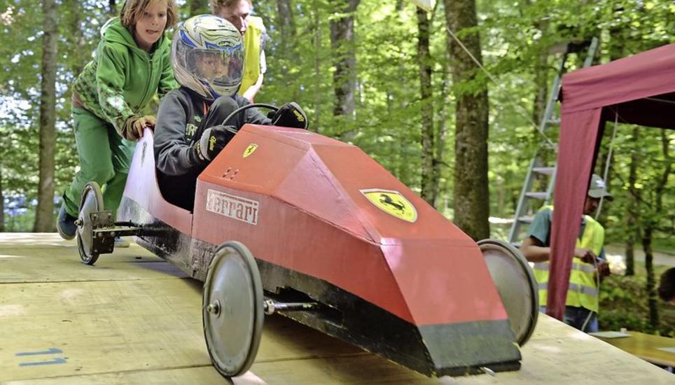 Guter Start für David Brühlmann im Seifenkisten-Ferrari. Bilder: Selwyn Hoffmann