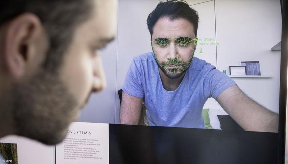 Der Advertima-Mitgründer Iman Nahvi lässt sich am Bildschirm analysieren. «Unsere Software kann erkennen, ob es einer Person gut geht», so Nahvi. Bild: Ralph Ribi
