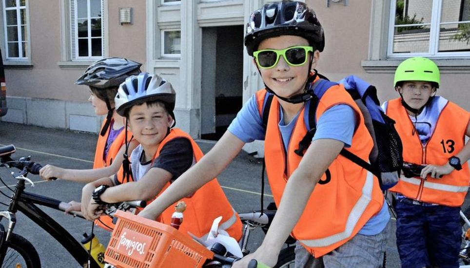 Hauptsache, die Sonnenbrille sitzt: Diese Schüler aus Ramsen müssen gleich den Test-Parcours durchfahren. Die schriftliche Prüfung haben sie bereits im Unterricht abgelegt. Bild: Maria Gerhard