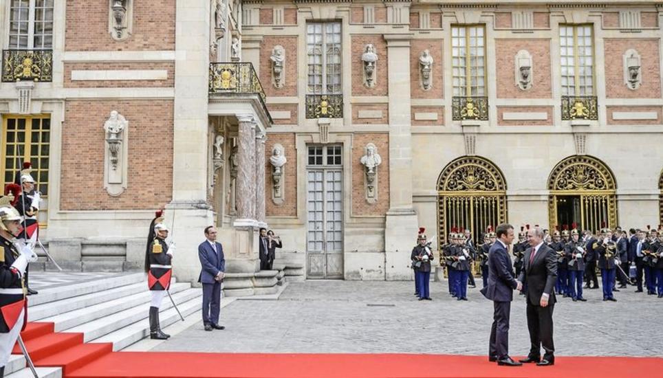 Der französische Präsident Emmanuel Macron empfing den russischen Präsidenten Wladimir Putin mit allen militärischen Ehren gestern in Versailles. Politische Freunde wurden die beiden gestern aber nicht. Bild: Key
