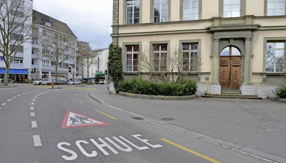 Ein aggressiver Schüler löste heute Nachmittag ein Polizeieinsatz beim Bachschulhaus aus. Bild: Selwyn Hoffmann