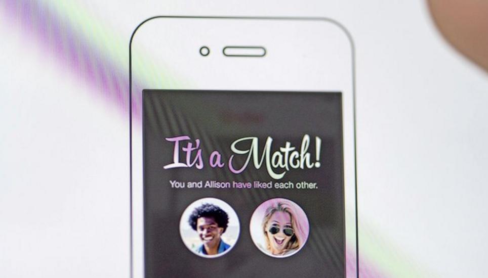 Junge Menschen wachsen heute mit Datingplattformen wie Tinder auf. Das erleichtert die Suche nach einem Sexualpartner, trotzdem haben die Leute weniger Sex als früher. Bild: Key