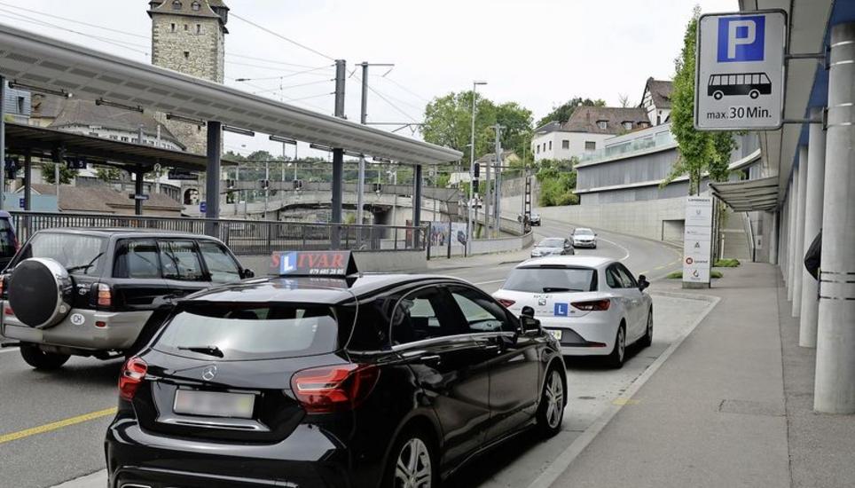 Das Schild zeigt es deutlich: Der Platz beim Landhaus ist für Busse. Für Fahrlehrerinnen und Fahrlehrer ist es in der Nähe des Bahnhofs die einzige Möglichkeit, um ihre Schüler auf- und abzuladen. Bild: Selwyn Hoffmann