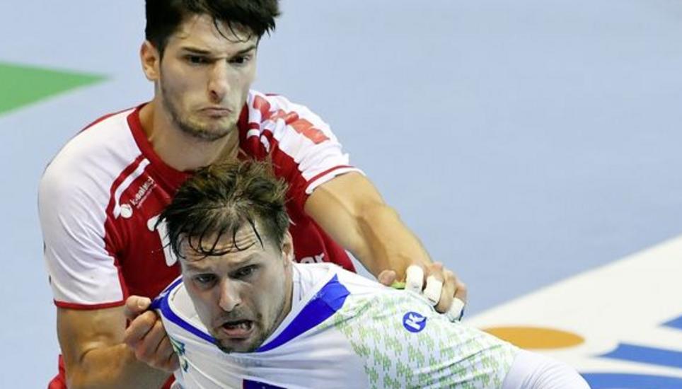 Die Schweizer, hier Zoran Markovic (Kadetten) gegen Marko Bezjak, kamen in der BBC-Arena gegen die stark aufspielenden Slowenen oft etwas zu spät. Bild: Key