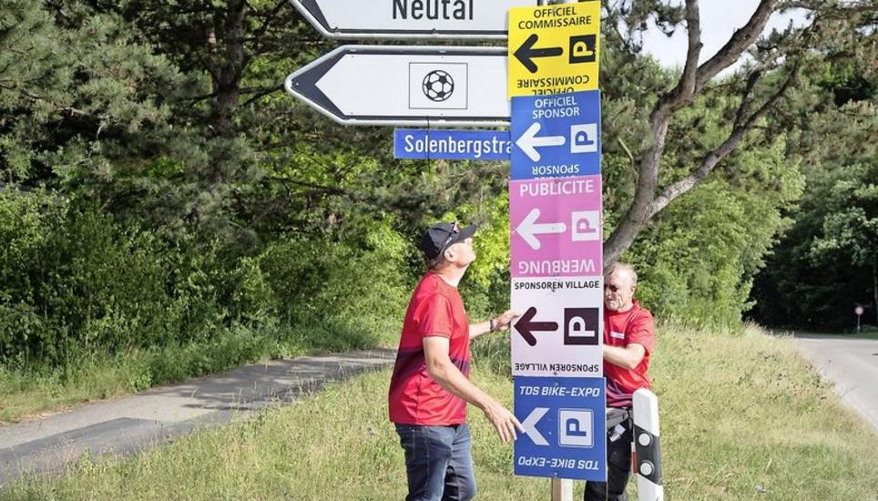 Wo ist was zu finden? Gestern wurden die letzten Aufbauarbeiten beim Lipo-Park abgeschlossen, sodass sich die Besucher heute zurechtfinden. Bild: Roger Albrecht