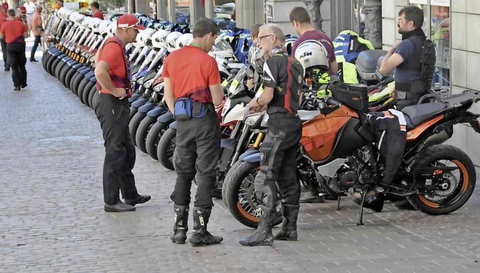Ungewöhnlicher Anblick in der Oberstadt: Die Motorräder der Streckenbegleitung stehen vor dem Zeifahren parat. Gleich geht es los in Schaffhausen. Bild: Pascal Oesch