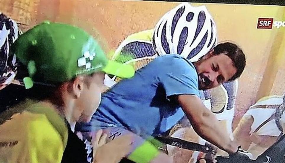 Fabio Ramella auf dem Ergometer von SRF2 im Zeitfahren gegen Mathias Frank, angefeuert von seinem Sohn. Bild: hcs.