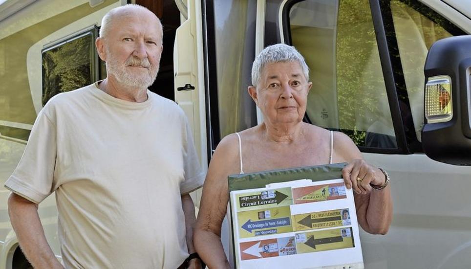 Karin und Herbert Tilsner sind stolz auf ihre Sammlung von 600 Wegweisern von Radrennen aus ganz Europa. Bild: Dario Muffler