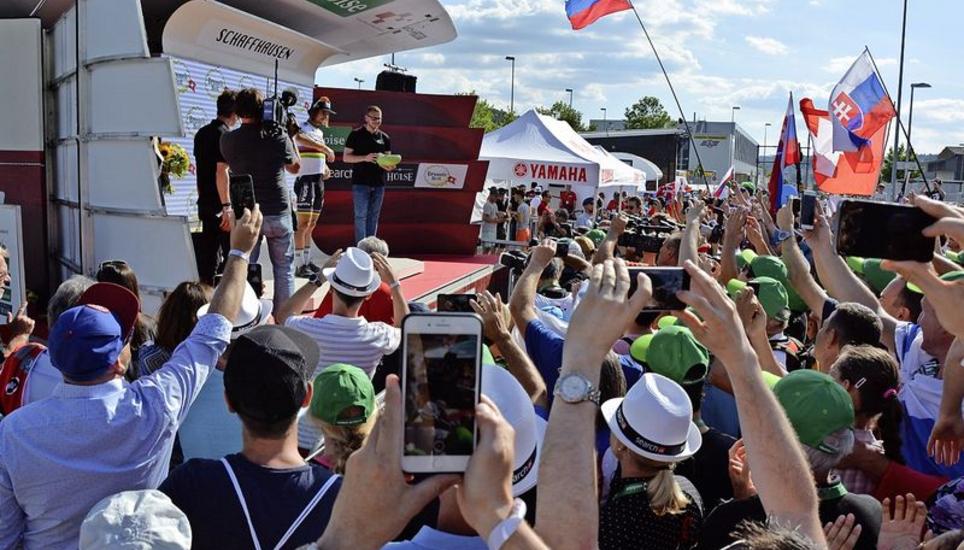 Peter Sagan wurde am Samstag in Schaffhausen als Held gefeiert. Seine Anhängerschaft versammelte sich zahlreich zur Siegerehrung beim Lipo-Park. Bild: Dario Muffler