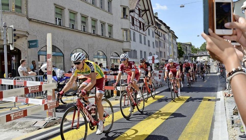 Mitten durch die Baustelle: Am Samstag fuhren die Tour-Fahrer über die Bachstrasse. Auch zahlreiche Zuschauer bestaunten das Vorbeirauschen des Feldes. Bild: Dario Muffler